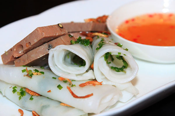 bánh ướt với chả bò